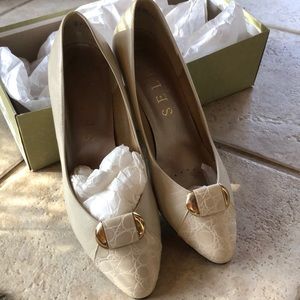 Selby Vintage 2” Cream Heels in Original Packaging